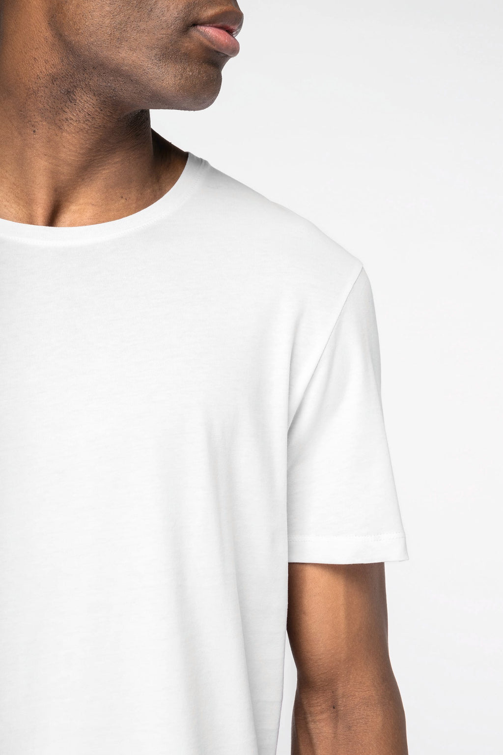 T-shirt base arredondada decote redondo de homem