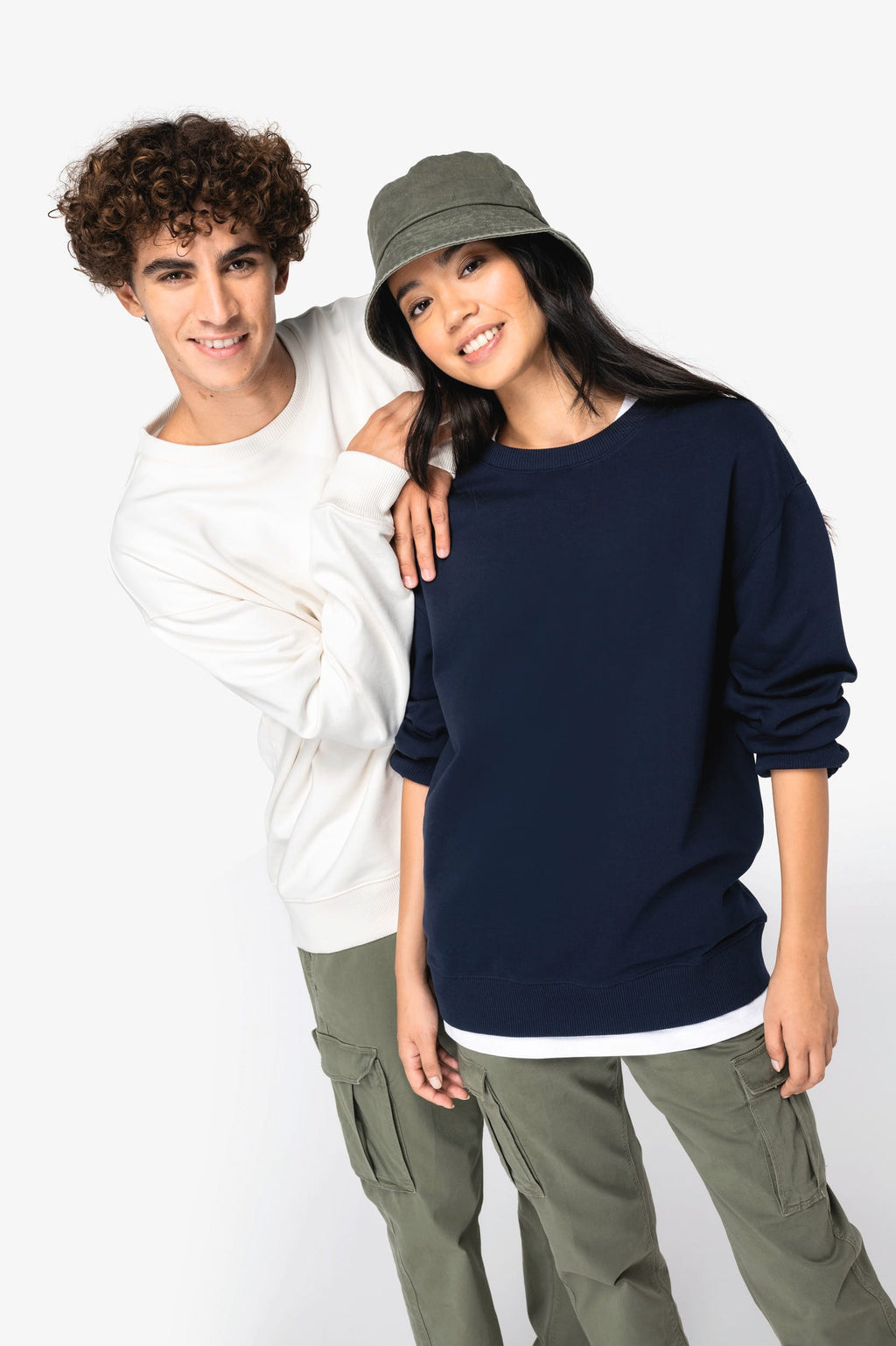 Sweatshirt sustentável decote redondo com ombros descaídos French Terry unissexo - Preto