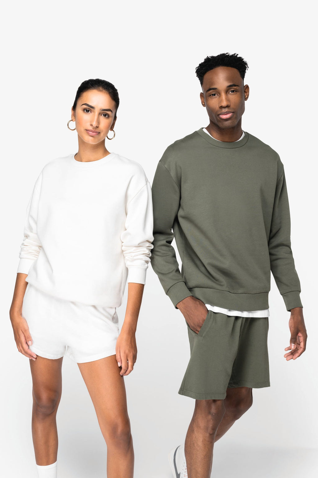 Sweatshirt sustentável decote redondo com ombros descaídos cardada unissexo - Preto