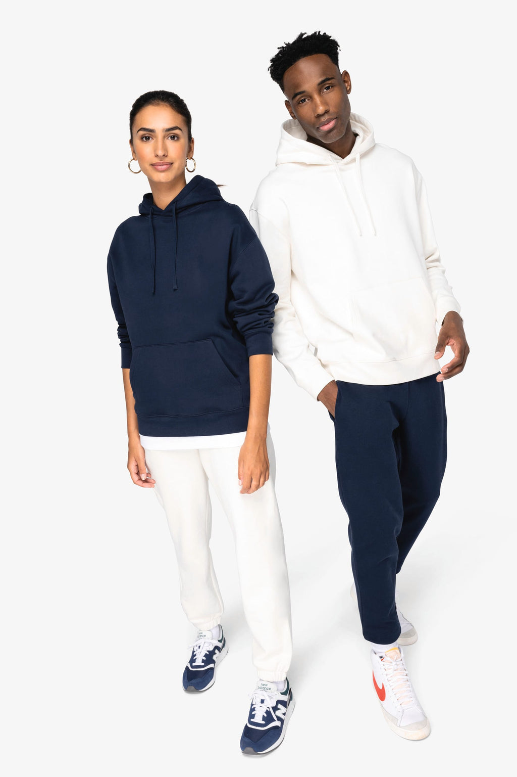 Sweatshirt sustentável com capuz e ombros descaídos cardada unissexo