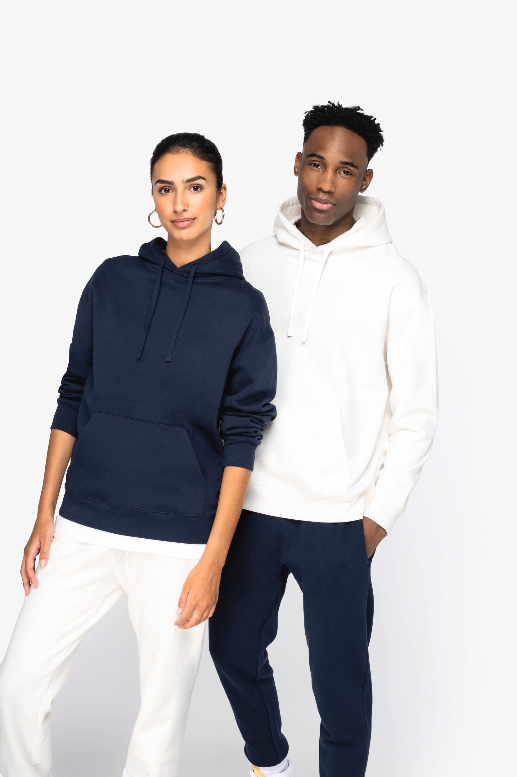 Sweatshirt sustentável com capuz e ombros descaídos cardada unissexo - Preto