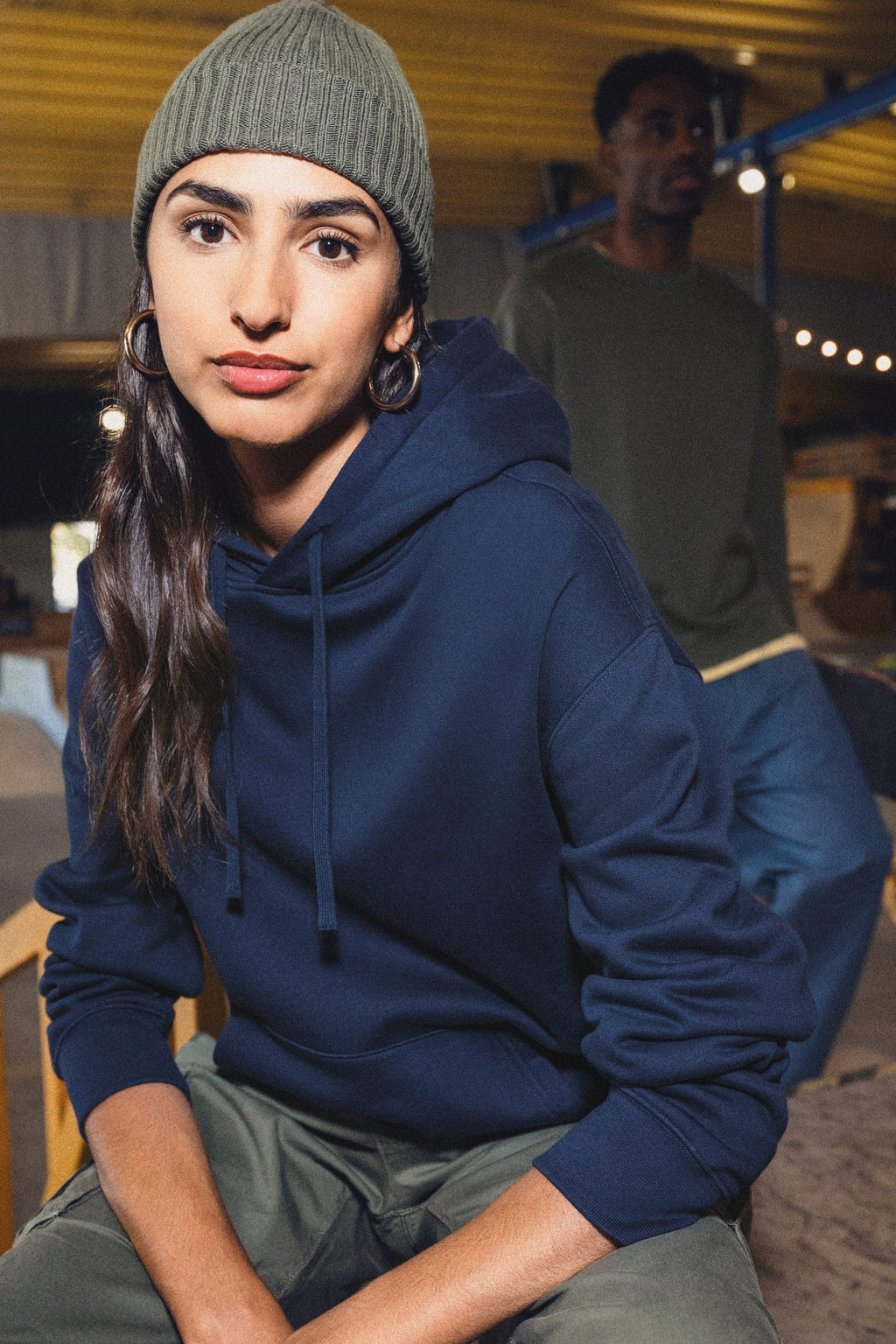Sweatshirt sustentável com capuz e ombros descaídos cardada unissexo