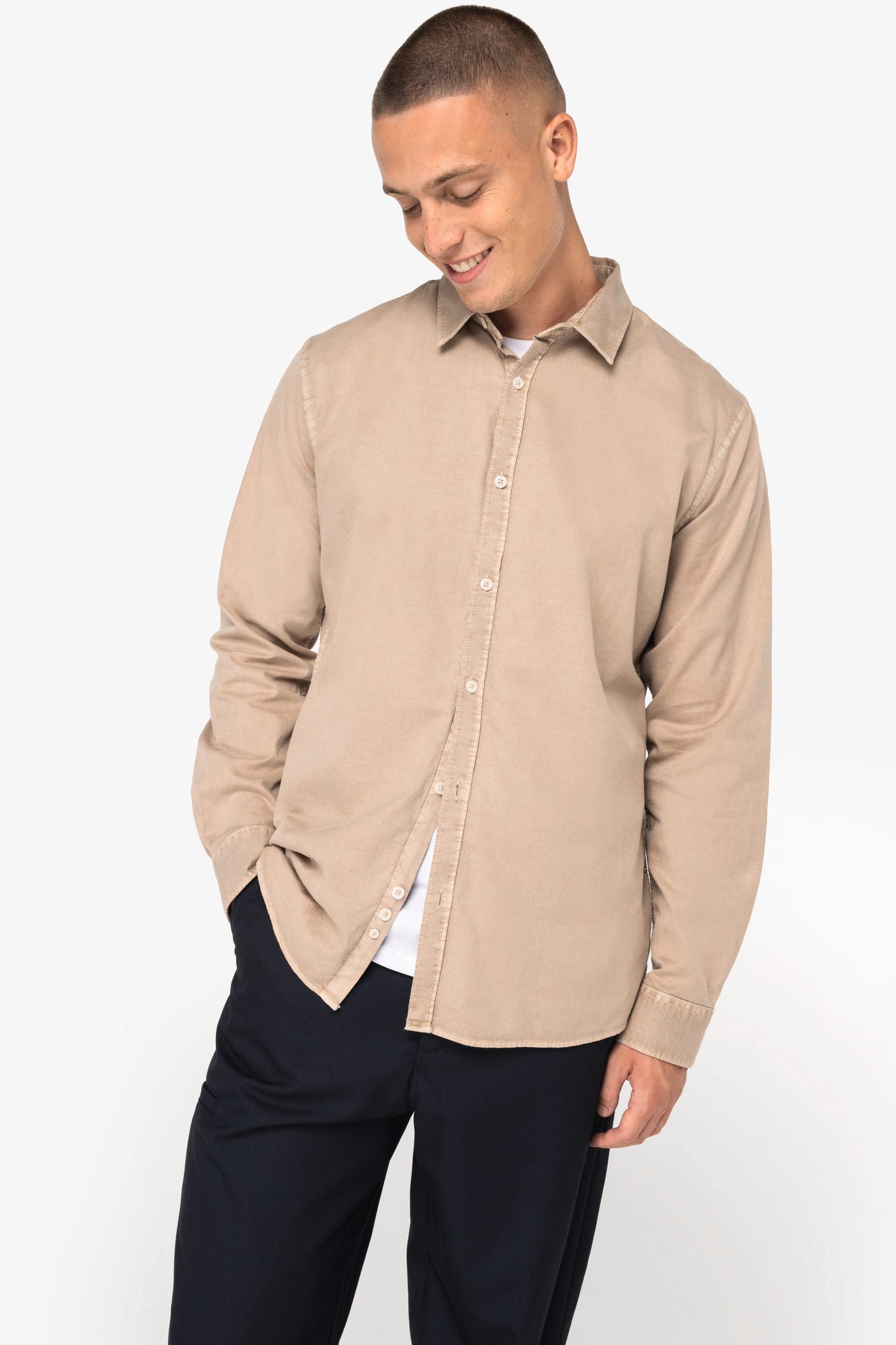 Camisa sustentável com aspecto lavado de homem