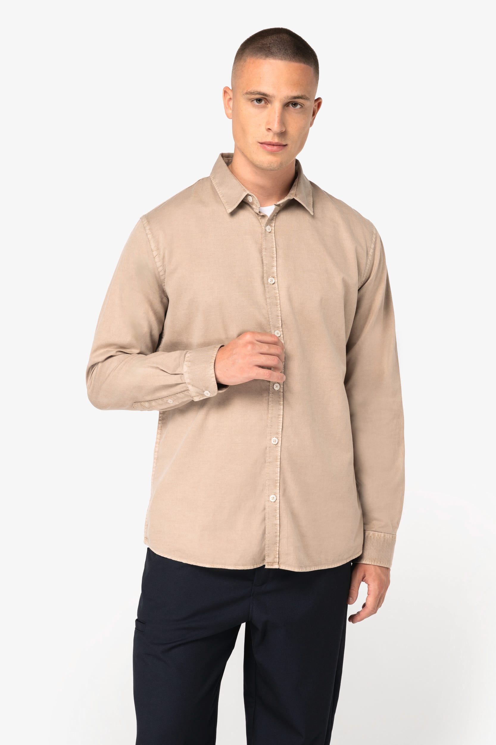 Camisa sustentável com aspecto lavado de homem