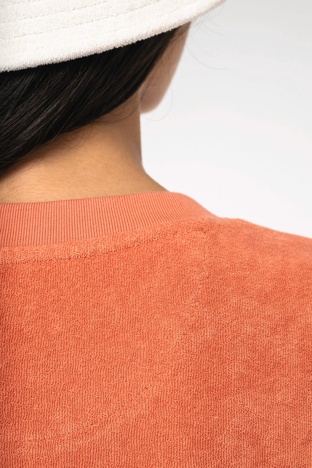 Vestido sustentável em malha turca com ombros descaídos de senhora