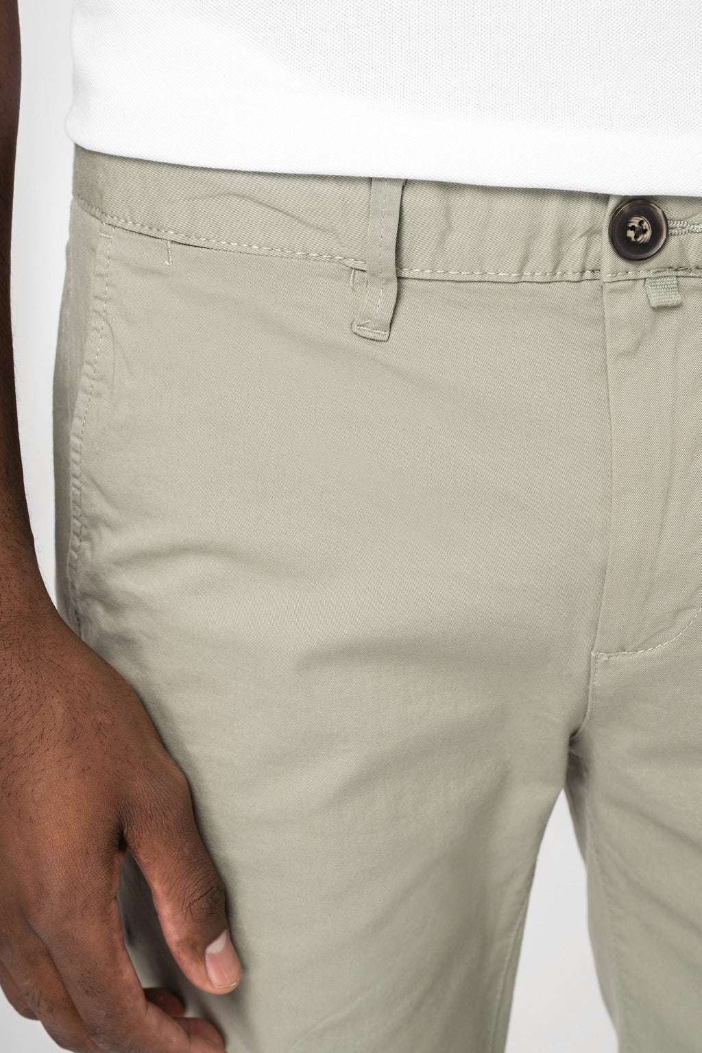 Bermuda chino sustentável de homem