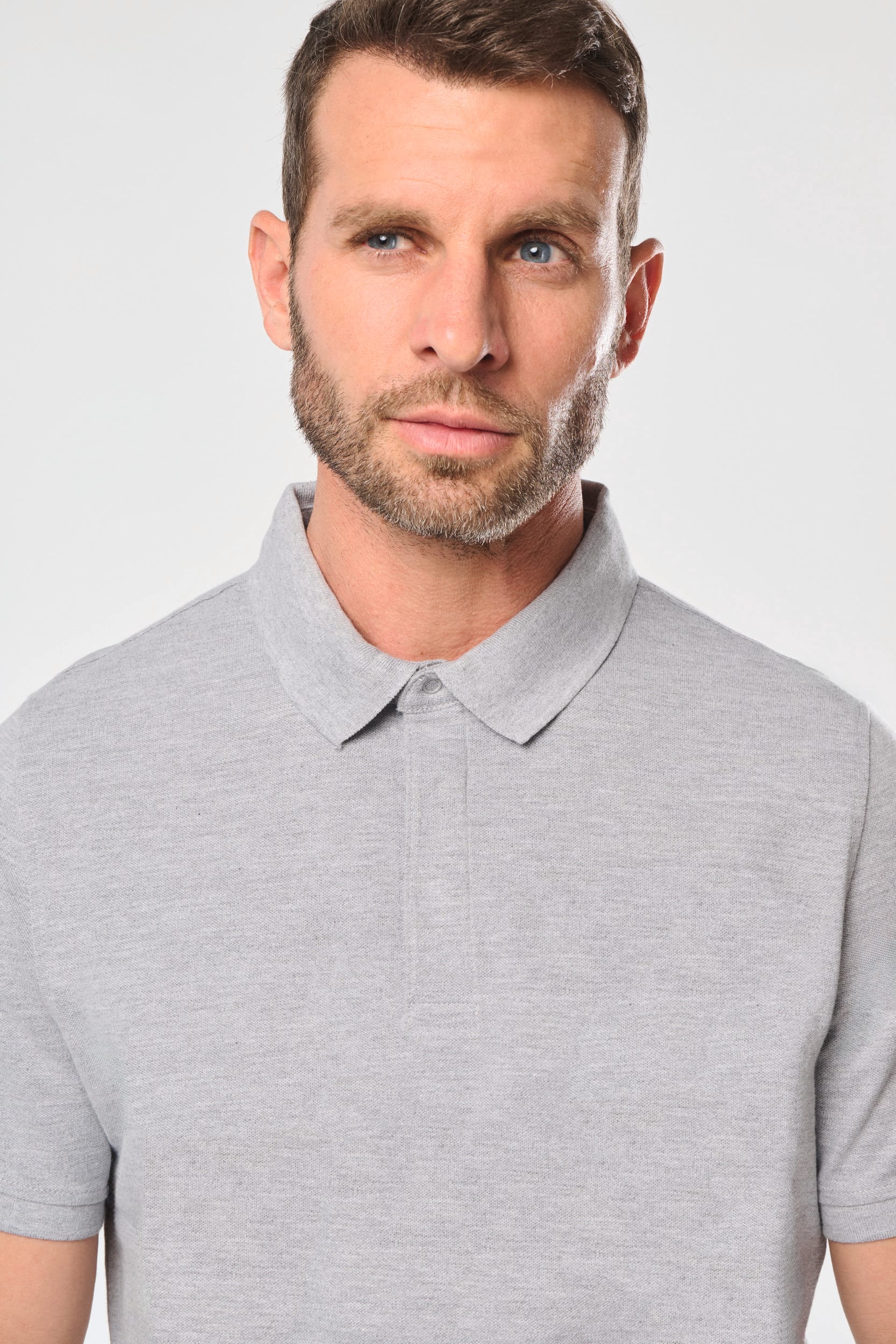 Polo com molas de pressão na gola de manga curta